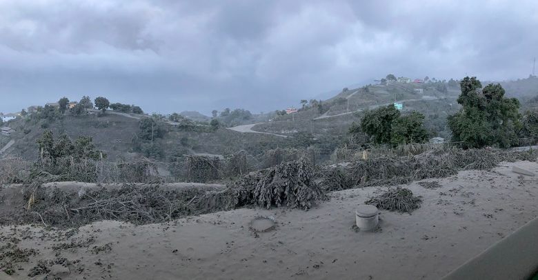 As cinzas do La Soufrire cobriram parte da ilha caribenha Saint Vincent e Grenadines na erupo do dia 9 de abril. Crdito: Imagem divulgada pelo twitter @VincieRichie