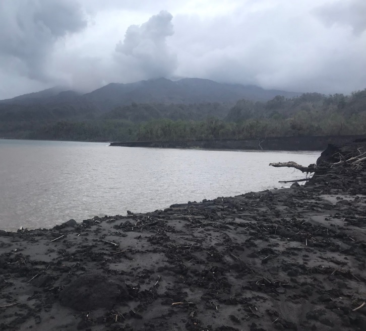 Cinzas vulcânicas ainda se acumulam em partes da ilha de Saint Vincent and Grenadines. Crédito: Imagem divulgada pelo twitter @VolcanoJenni<BR> 