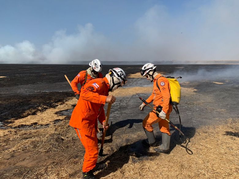 Imagem ilustratriva do combate aos inc�ndios este m�s na Bahia. O estado teve um aumento de 179% no n�mero de focos at� agora na compara��o com 2020. Cr�dito: Divulga��o Corpo de Bombeiros da Bahia @cbmba193