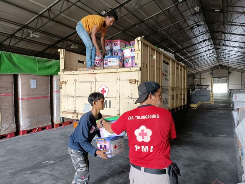 Volunt�rios da Cruz Vermelha est�o levando suprimentos e �gua pot�vel �s centenas de fam�lias que perderam as casas na erup��o do Monte Semeru. Cr�dito: Divulga��o Indonesia Red Cross/@IFRCAsiaPacif 