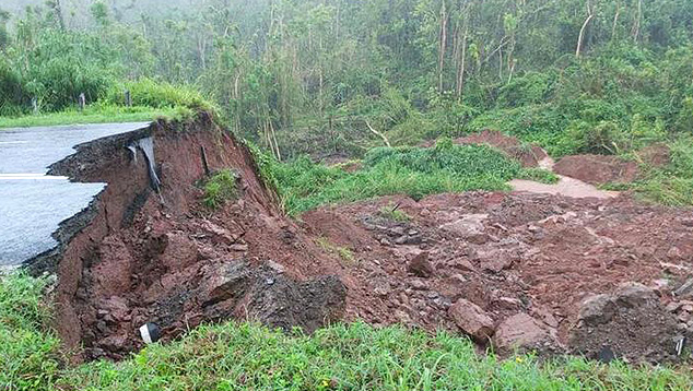 Estradas estão cortadas e destruídas em vários pontos por conta dos deslizamentos de terra. Crédito: Divulgação Governo de Fiji.