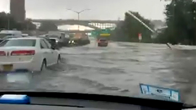 Imagem reproduzida de v�deo feito por uma motorista que tentava atravessar ruas alagadas em Nova York na quinta-feira. Cr�dito: Imagem divulgada pelo twitter @danooch23 