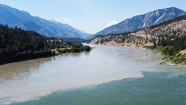 Imagem do encontro dos rios Fraser e Thompson em Lytton, no Canadá. Onda de calor que atinge a região é recorde. Crédito: Imagem divulgada pelo twitter @KyleTWN 