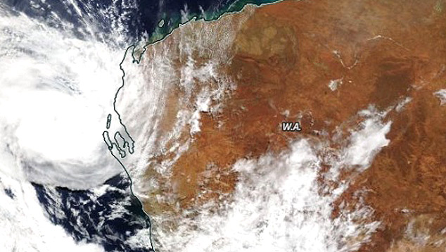 Imagem de satélite mostra o ciclone tropical Seroja prestes a tocar à costa oeste da Austrália no domingo, dia 11. Crédito: Worldview/NASA.