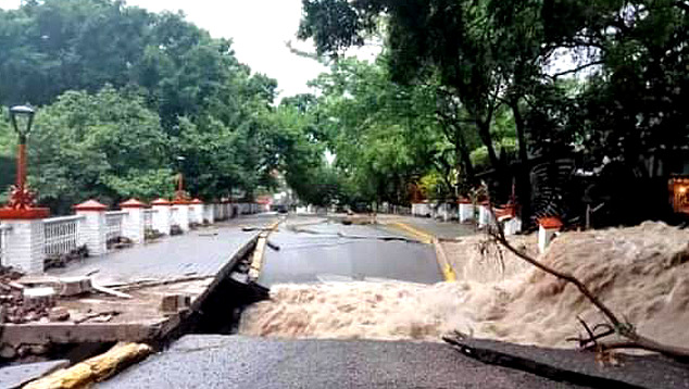 As enchentes foram assustadoras na cidade turística de Puerto Vallarta com a chegada do furacão Nora no sábado. Crédito: Imagem divulgada pelas redes sociais. Facebook Juan Enrique Santillana.
