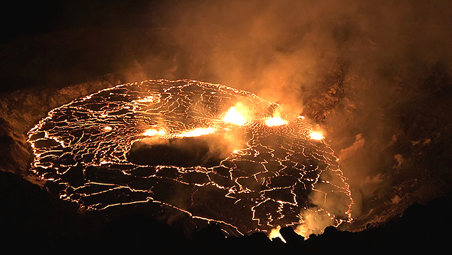 Erupção do vulcão Kilauea no Havaí no dia 30 de setembro. Desde então, os eventos eruptivos na cratera Halemaumau têm sido contantes. Crédito: USGS