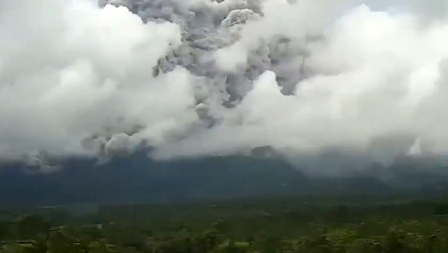 Vulc�o Merapi entrou em forte erup��o na �ltima quarta-feira, dia 27 e permanece em alerta n�vel 3. Cr�dito: Imagens divulgadas pelo twitter @BPPTKG