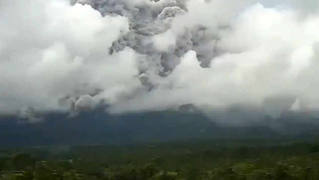 Vulcão Merapi entrou em forte erupção na última quarta-feira, dia 27 e permanece em alerta nível 3. Crédito: Imagens divulgadas pelo twitter @BPPTKG