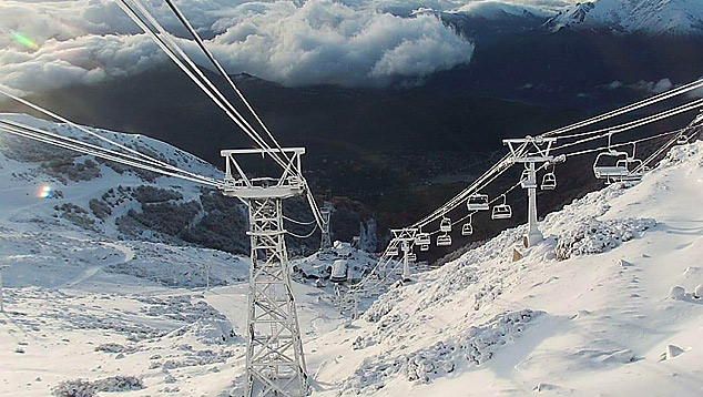 Imagem da primeira nevasca do ano que atingiu a encosta norte do Cerro Catedral no s�bado, dia primeiro de maio. Cr�dito: Imagem divulgada pelo twitter @CerroCatedralok