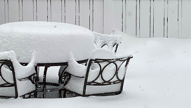 Um bolo de neve se formou em resid�ncia de Cresskill, no condado de Bergen, em Nova Jersey, durante a segunda-feira. Cr�dito: Foto MLGM, cedida para o Painel Global.  