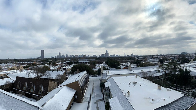 Houston tomada pela neve em 16 de fevereiro, quando apag�es aconteceram em grande parte do Texas. Cr�dito: Imagem divulgada pelo twitter por moradora da regi�o @biiiirdstheword
