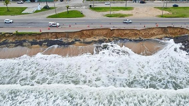 Vista de parte do cal�ad�o pista destru�dos pela ressaca em Massagua�u, Caraguatatuba. Cr�dito: Prefeitura de Caraguatatuba/Cl�udio Gomes. 