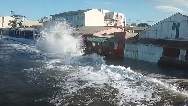 A ressaca atingiu a orla de Matinhos, no litoral do Paraná, na quarta-feira. Crédito: Imagens divulgadas na página Matinhos Agora/facebook.  