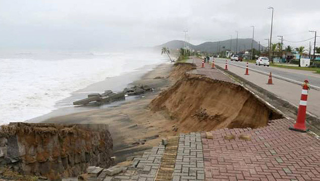 A ressaca destruiu parte da orla de Massagua�u, em Caraguatatuba (SP) no dia 22 de abril. Cr�dito: Foto Lu�s Gava/PMC 