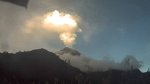 Atividades explosivas aumentaram na cratera do vulcão Sangay desde o começo de março. Crédito: Imagem por webcam da erupção do Sangay em 5 de março @IGecuador