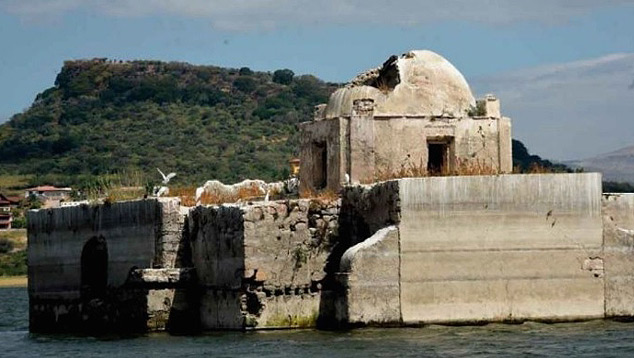 O templo da Virgem das Dores, em Zangarro, ressurgiu na represa de La Pur�sima por conta do baixo n�vel das �guas. Cr�dito: Foto divulgada pelo twitter. 