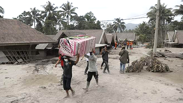 Destrui��o no distrito de Lumajnag, em Java Oriental, ap�s a forte erup��o do vulc�o Semeru no dia 4 de dezembro. Cr�dito: Imagem divulgada pelo twiteer @radio580nic