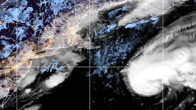 Imagem de sat�lite mostra a tempestade tropical Bill sobre o Atl�ntico a cerca de 400 km ao sul da Nova Esc�cia no dia 15 de junho. Cr�dito: GOES-East NOAA