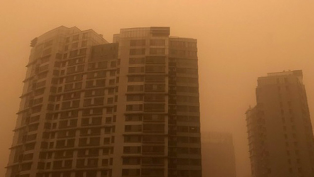 Vista fotografada em Pequim na manhã de segunda-feira. Região foi atingida pela tempestade de areia mais intensa dos últimos 10 anos. Crédito: Imagem divulgada pelo twitter oficial @onlyyoontv 