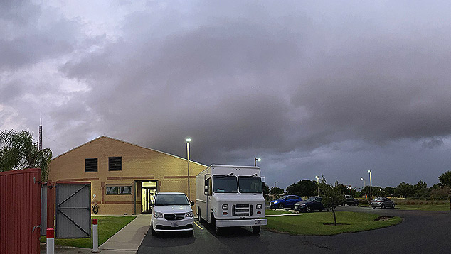Foto tirada do escritório do Serviço Meteorológico Nacional, em Brownsville, no Texas na manhã de ontem, quando a tempestade tropical Nicholas se aproximava. Crédito: Divulgação pelo twitter @NWSBrownsville<BR>
