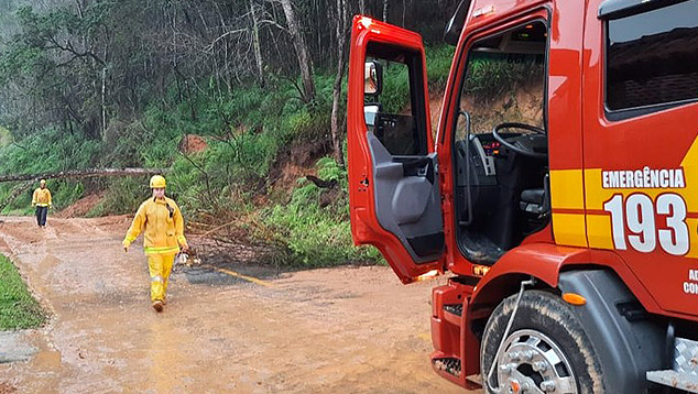 Chuva intensa no leste de Santa Catarina provocou alagamentos e deslizamentos entre a noite de terça-feira e esta quarta-feira. Crédito: Corpo de Bombeiros de Itajaí/Divulgação. 