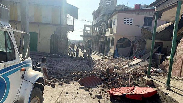 Destruição em Les Cayes, no sudoeste do Haiti, atingida pelo intenso terremoto de 7.2 magnitudes neste sábado. Crédito: Imagem divulgada pelo twitter oficial @HBEAUCEJOUR