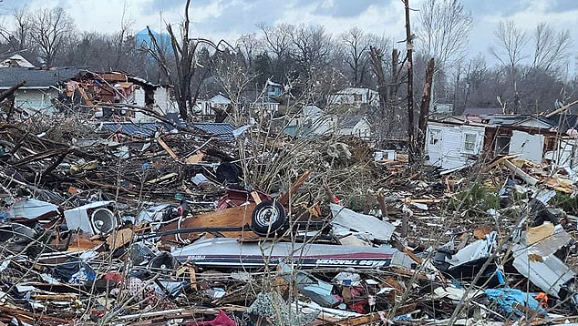 Destruição em Dawson Springs, pequena cidade de kentucky, após passagem de tornado no dia 10. Crédito: Imagem divulgada pelo twitter @JMichaelsNews   