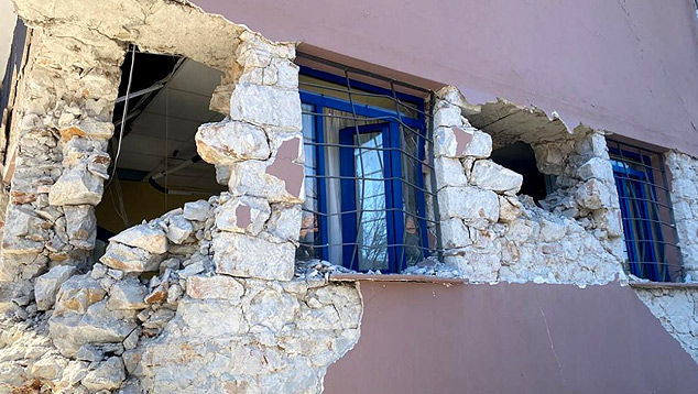 Escola severamente danifica na vila Damasi, em Tyrnavos, na Gr�cia, ontem ap�s o forte tremor de 6.3 magnitudes atingir a regi�o. Cr�dito: Imagem divulgada pelo twitter @asextos
