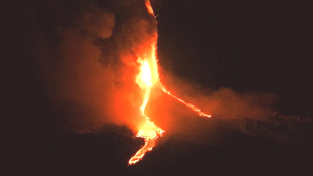 Vários fluxos de lava foram derramados da cratera sudeste na madrugada desta quinta-feira. A vista é o lado leste do vulcão Etna. Crédito: INGV. 