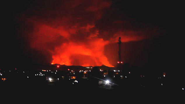 Imagem reproduzida da erupção vulcânica do Nyiragongo na República Democrática do Congo, no sábado a noite. Crédito: Imagem divulgada pelo twitter do pesquisador @CharlesBalagizi do Goma Volcano Observatory (GVO) 