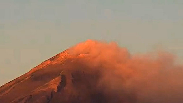 Vulcão Popocatepetel em atividade neste dia 2 de janeiro de 2021. Crédito: Webcams de México. 
