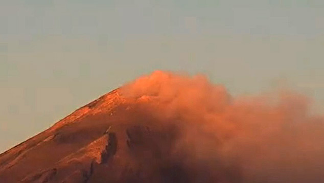 Vulco Popocatepetel em atividade neste dia 2 de janeiro de 2021. Crdito: Webcams de Mxico. 