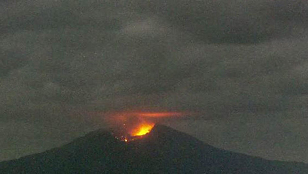 Vulcão Suwanosejima, ao sul do Japão, em atividade recente no mês de março. Dezenas de explosões aconteceram nas últimas semanas elevando o alerta de atividade vulcânica para nível 3. Crédito: JMA  