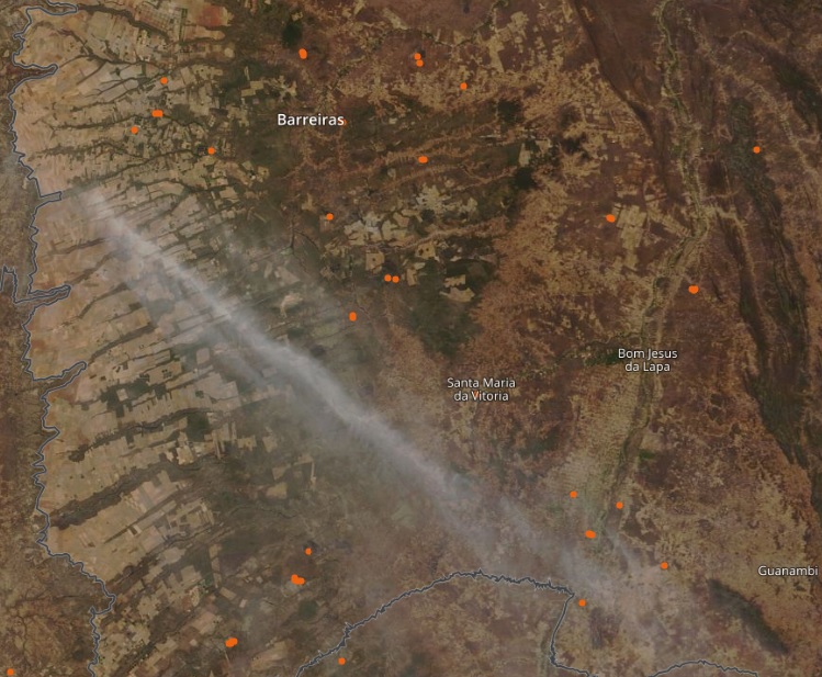 Imagem de satélite do dia 13 de setembro mostra o detalhe do rastro de fumaça cortando o oeste da Bahia. Crédito: Worldview/NASA 