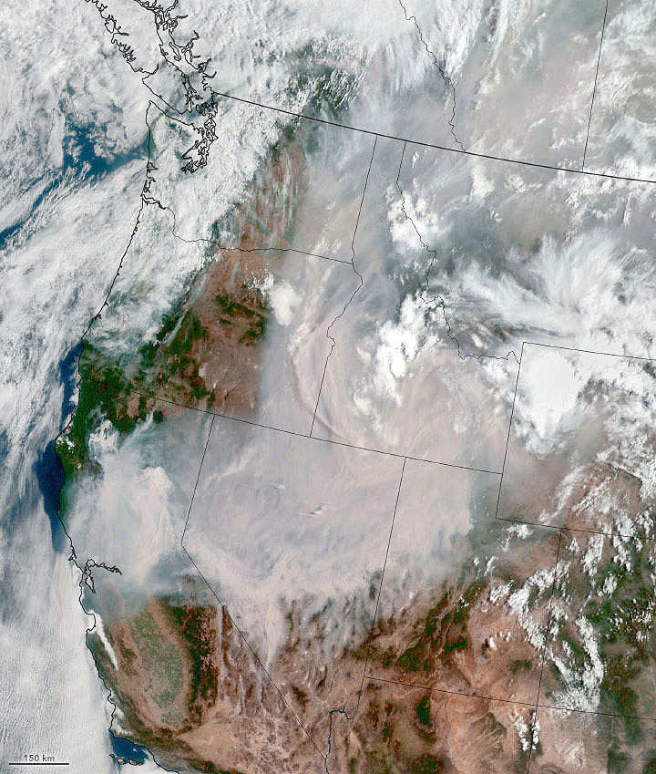 Imagem de sat�lite mostra grande �rea de densa fuma�a do se espalhando pelo norte da Calif�rnia. Cr�dito: NOAA  