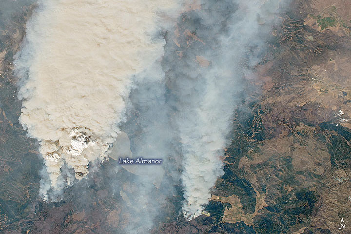 Foto tirada por astronauta da Estação Espacial Internacional em 4 de agosto mostra grande furmaça do incêndio Dixie no norte da Califórnia. Crédito: NASA 