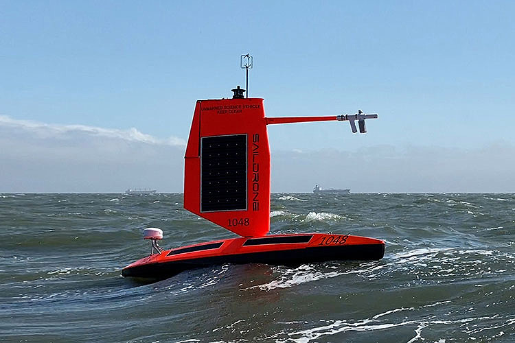 Drones como estes s�o projetados para operarem em situa��es extremas de ventos fortes a partir de 112 km/h e ondas acima dos 3 metros. Cr�dito: Imagem de divulga��o Saildrone/NOAA
