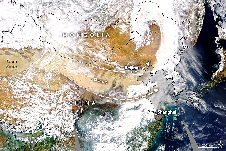 Imagem da grande nuvem de poeira sobre a China foi captada pelo sat�lite Aqua, da Nasa, no dia 15 de mar�o. Cr�dito: Earth Observatory/Nasa.  