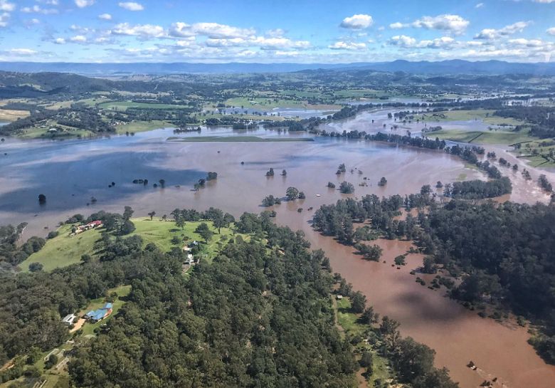 A costa leste da Austrália vive as piores enchentes em pelo menos 50 anos. Crédito: Imagem divulgada pelo twitter oficial @Lifesaverhelo