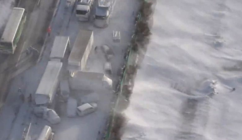 Poderosa nevasca provocou um engavetamento de 130 ve�culos no distrito de Miyagi na �ltima semana. Cr�dito: Divulga��o pelo twitter @EijiShimura e @rtenews  