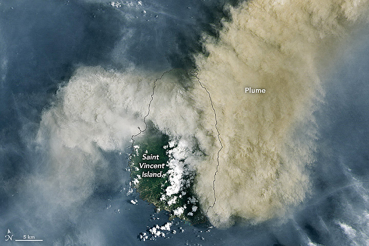 Imagem capturada pelo Landsat8 da NASA mostra grande pluma vulcnica saindo do La Soufrire no dia 9 de abril. Crdito: NASA.