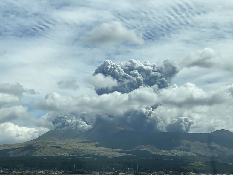 Erupção do Monte Aso na quarta-feira, dia 20. O vulcão permanece em alerta nível 3. Crédito: Imagem divulgada no twitter por moradora da região @Paprikagirl JP 