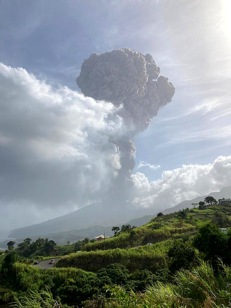 Vulcão La Soufrière entrou em atividade após 42 anos na ilha caribenha Saint Vincent e Grenadines. Crédito: Divulgação UWISeismicResearch