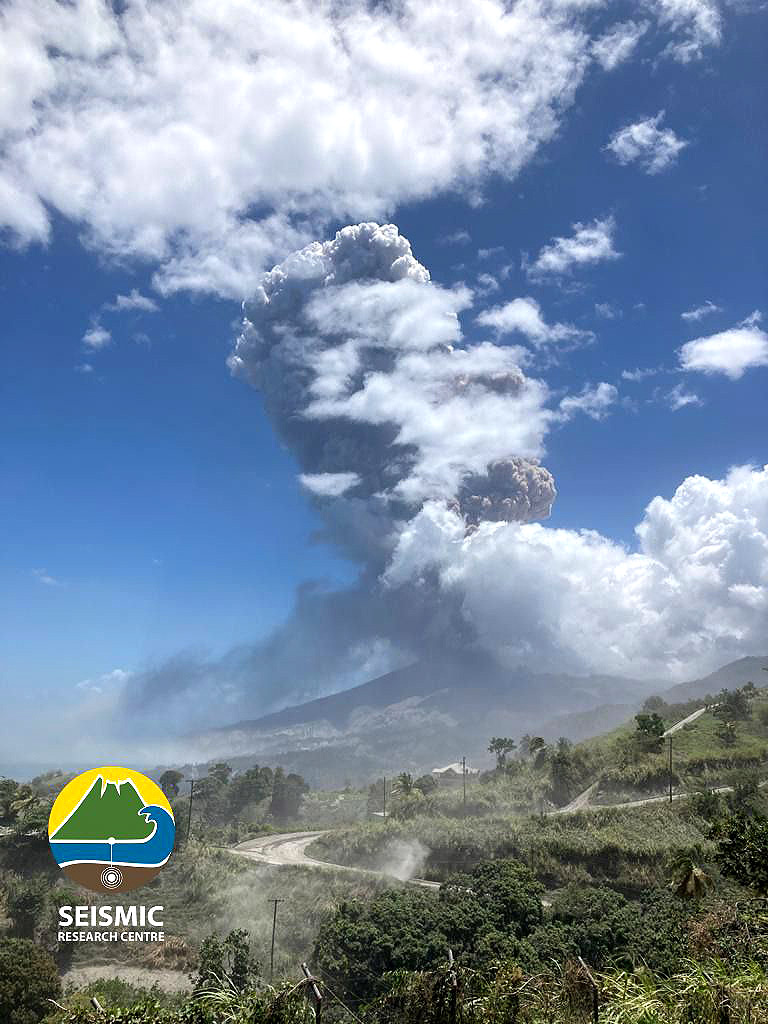 Erupção do La Soufriere na ilha de São Vicente, no sul do Caribe, em 9 de abril. Toda parte norte da ilha foi coberta por cinzas vulcânicas. Crédito: Centro de Pesquisa Sísmica da Universidade das Índias Ocidentais