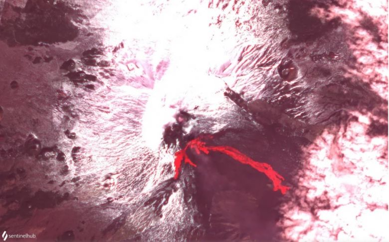 Imagem de satélite do dia 18 de fevereiro releva os fluxos de lava derramados após erupção. Crédito: ESA