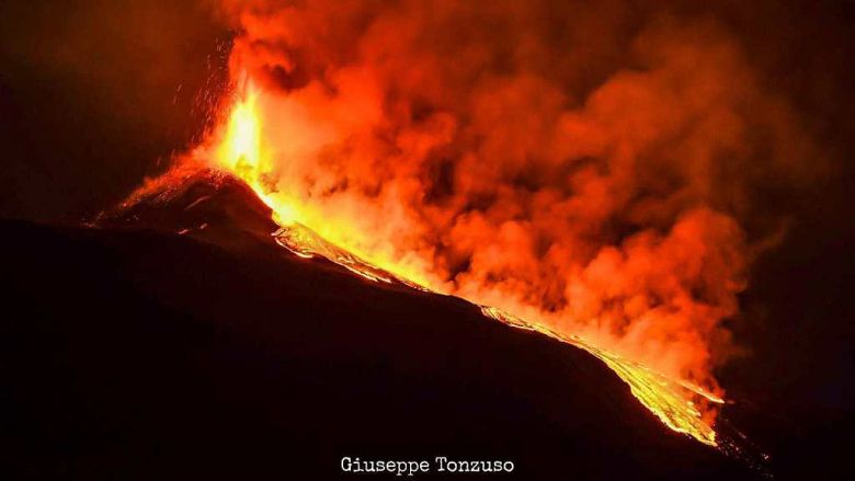Observação do Etna a partir da extremidade sul do Valle del Bove, feita por estudantes que acompanhavam a atividade eruptiva no dia 20. Crédito: Foto Giuseppe Tonzuso/INGV.  