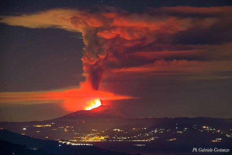 Grande erupção do Etna no céu noturno fotografada a partir da ilha de Lipari, a 70 quilômetros ao norte do vulcão no dia 20. Crédito: Foto Gabriele Costanzo/INGV.