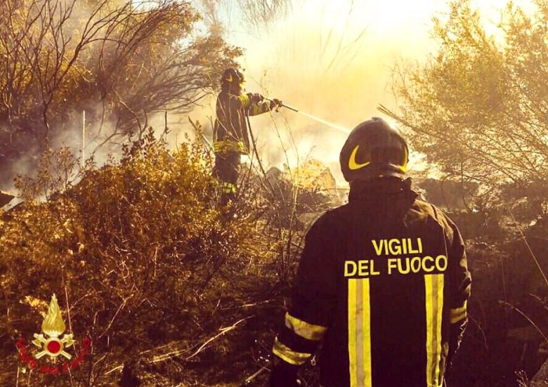 Inc�ndios florestais aumentaram no sul da It�lia impulsionados pela forte onda de calor que atinge a regi�o. Cr�dito: Imagem divulgada pelo twitter Vigili del Fuoco/@emergenzavv
