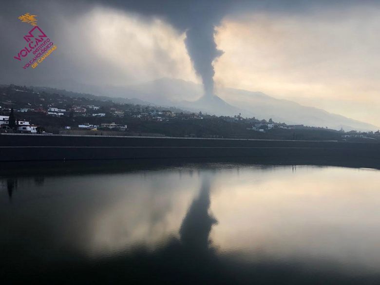 Imagem do vulcão Cumbre Vieja a partir da barragem dos Pinos, em Los Llanos, expelindo cinzas no dia primeiro de novembro. Crédito: Divulgação INVOLCAN