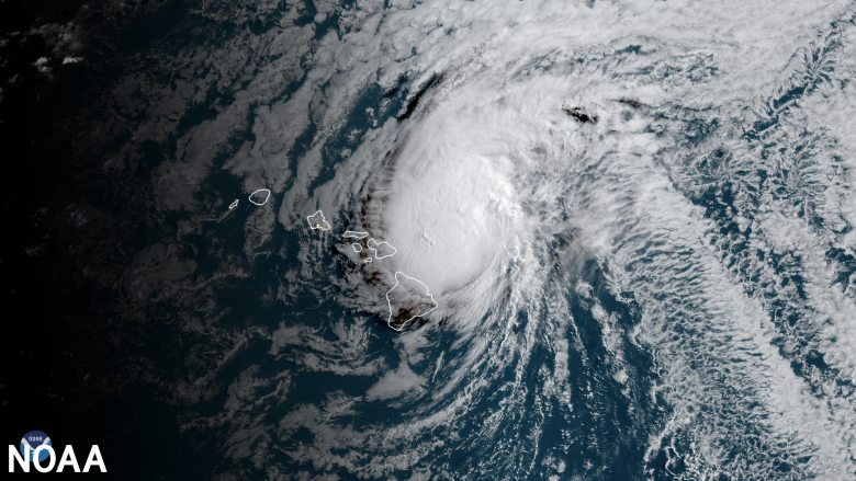 Furacão Douglas chegou a uma distância mínima da costa de Maui, no Havaí, em julho de 2020. Crédito: NASA/NOAA 